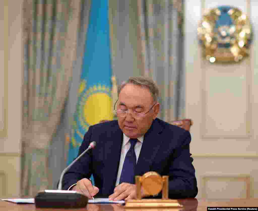 Нурсултан Назарбаев в ходе обращения к народу подписывает указ о снятии президентских полномочий, 19 марта 2019 года. 