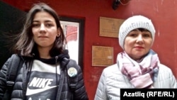 Азат Мифтаховның сеңлесе Зөлфия һәм әнисе Гөлнур