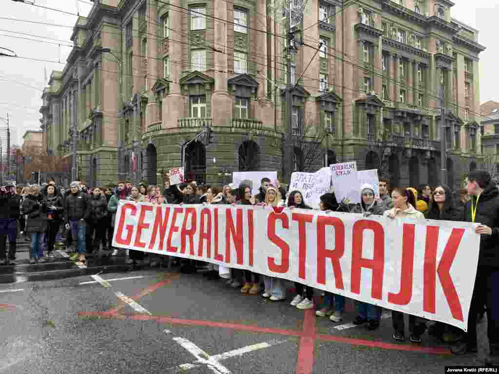 Solicitând o grevă generală, manifestanții au îndemnat cetățenii să se abțină de la a merge la muncă, de la cumpărături sau de la efectuarea oricăror alte tranzacții financiare.