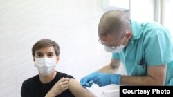 Premierul Ana Brnabic a fost prima persoană care s-a vaccinat în Serbia