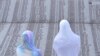 Žene Srebrenice u Memorijalnom centru Potočari, pored imena ubijenih Srebreničana.