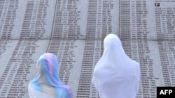 Žene Srebrenice u Memorijalnom centru Potočari, pored imena ubijenih Srebreničana.