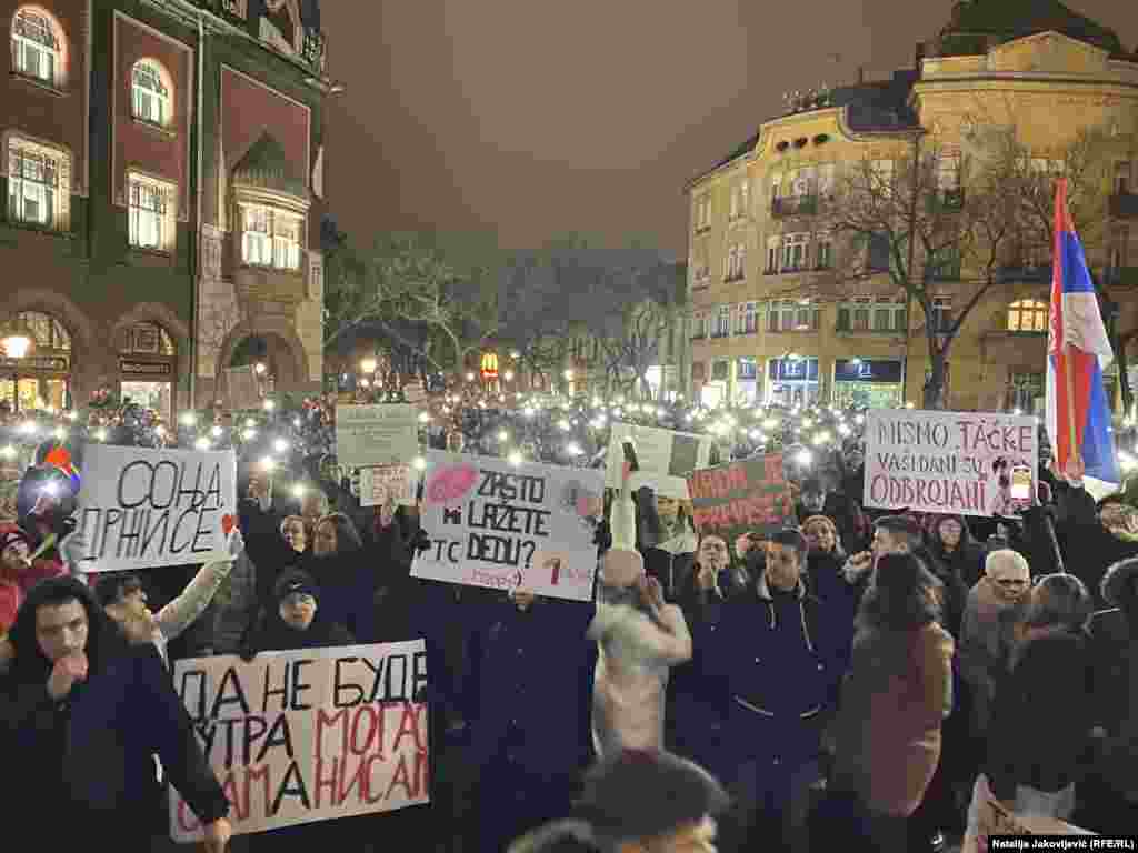 Studenti Ekonomskog fakulteta u Subotici su zajedno sa građanima i pojedinim profesorima na do sada najbrojnijem okupljanju u poslednjih mesec i po dana, od kada traju protesti u ovom gradu, održali prvu šetnju od Hale sportova u Dudovoj šumi do Trga Slobode, u centru grada. 