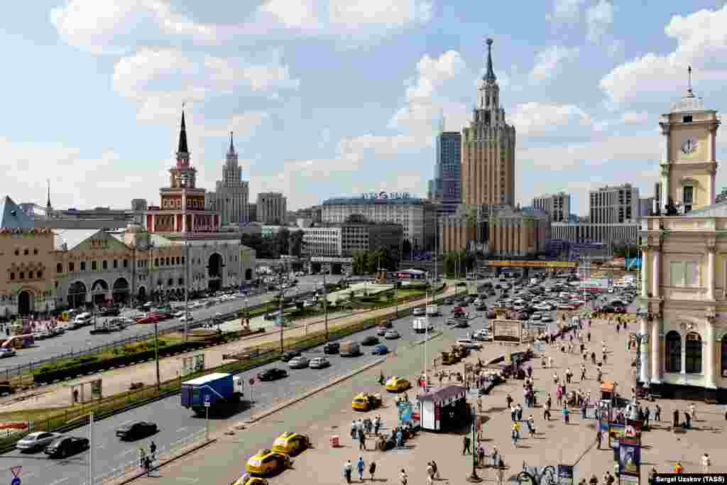 Гостиница «Ленинградская» в 2011 году. Расположенное в центре города здание сейчас является частью сети отелей Hilton. Ночь в президентском номере стоит около 1300 долларов.