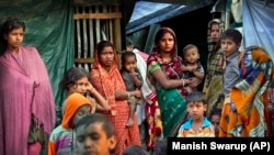 Akcije bangladeških vlasti izazvale su kritike humanitarnih agencija, koje nisu konsultirane u ranijim prebacivanjima izbjeglica.