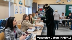 Votare la una din secțiile de la liceul „Spiru Haret” din Chișinău.