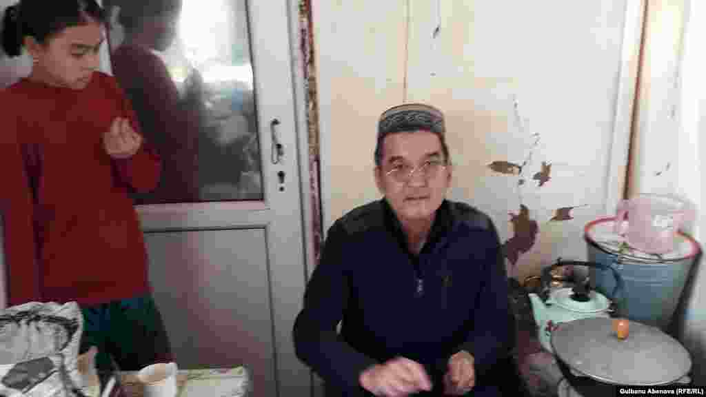 Живущему в «Майском» Мухамету Машанло, как он говорит, предложили компенсацию, с которой он согласился. Но потом, по его словам, дело передали в суд. По утверждению Машанло, после решения суда свыше пяти миллионов тенге поступило на счет Центра недвижимости, но он не смог их получить. После девальвации он потерял надежду купить на эту сумму участок. У Мухамета Машанло пятеро детей и четверо внуков. В этом доме он живет с женой и семьей одного сына. 