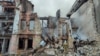 Рятувальники працюють на місці російського ракетного удару у Миколаєві, 20 липня 2023 року