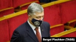 Допит мав відбуватися в межах провадження про «обставини переміщення через митний кордон України з приховуванням від митного контролю колекції культурних цінностей, яка складається із 43 картин всесвітньо відомих художників»