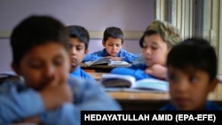 د ښوونځي په یوه ټولګي زدهکوونکي ماشومان