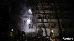 Пожежники працюють на місці житлового будинку, враженого російським безпілотником у Харкові, Україна, 26 лютого 2025 року. Фото ілюстративне