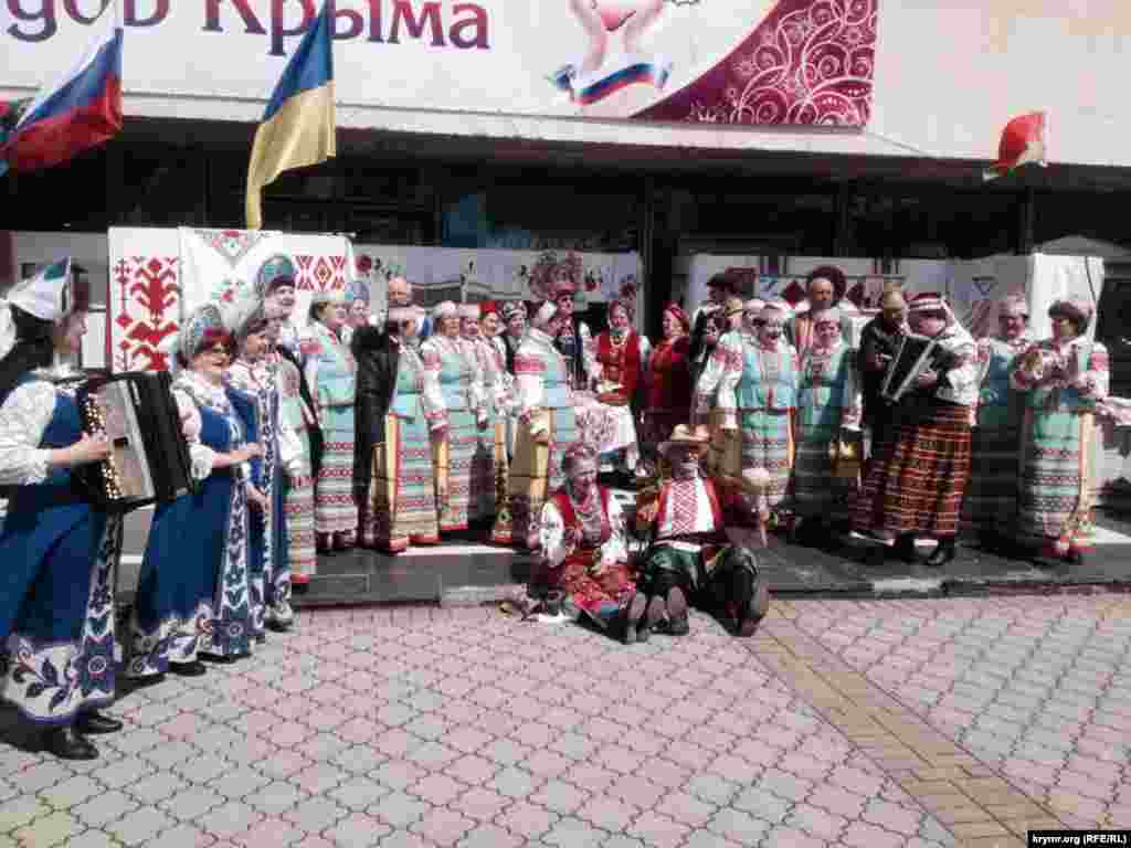 В Симферополе на площади Ленина отмечают «День возрождения реабилитированных народов», 21 апреля 2015 года