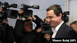 Kosovski premijer Aljbin Kurti dolazi na glasanje na parlamentarnim izborima 9. februara 2025.