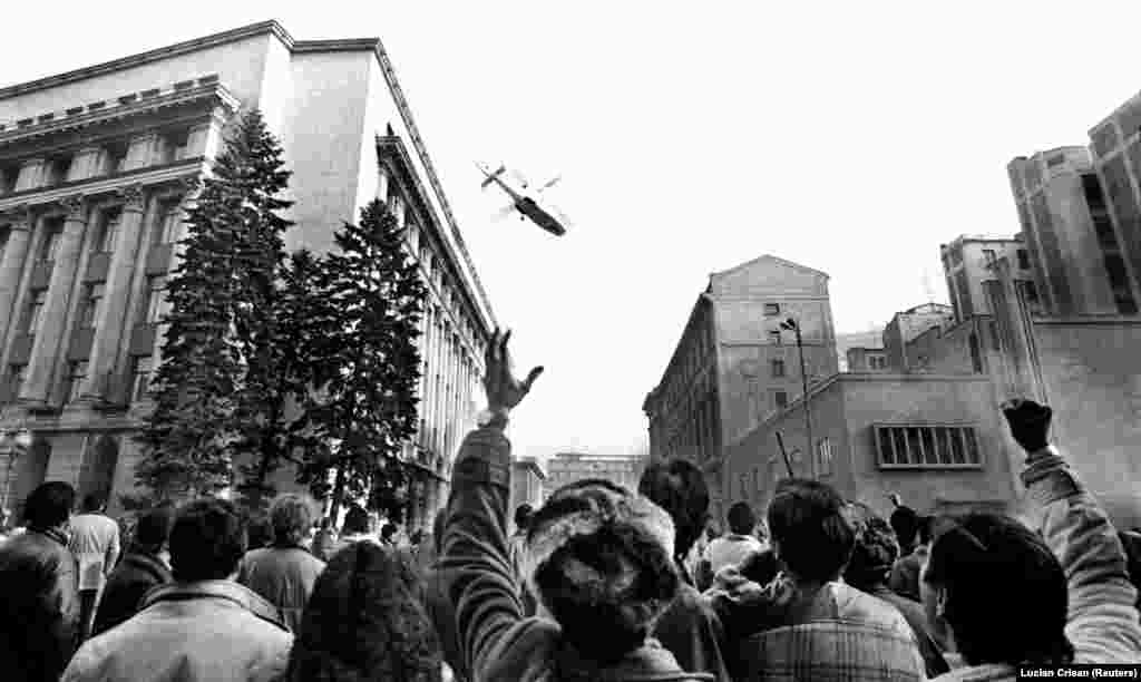 Грудень 1989 року: революція в Румунії. Десятки мирних жителів були вбиті під час розгону антиурядових демонстрацій. Комуністичний лідер Ніколае Чаушеску звертається до народу з закликом підтримати його та дружину. Відеозйомка цього звернення зафіксувала момент, коли натовп почав глузувати з Чаушеску, що засвідчило: тиран втратив свій вплив. Коли люди заполонили вулиці, подружжя Чаушеску втекло на гелікоптері. Незабаром їх спіймали та розстріляли