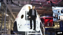 Элон Маск, основатель и глава компании SpaceX демонстрирует пилотируемый космический аппарат "Дракон-2"