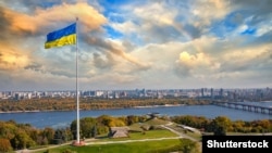 Флагът на Украйна, издигнат на 90 метра височина в Киев.