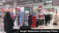 Danemarca, Horsens : punctele roșii marchează „distanța fizica” de respectat in magazi. 