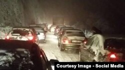 Архивска фотографија - Снегот пред некој ден блокираше десетици возила по патиштата.