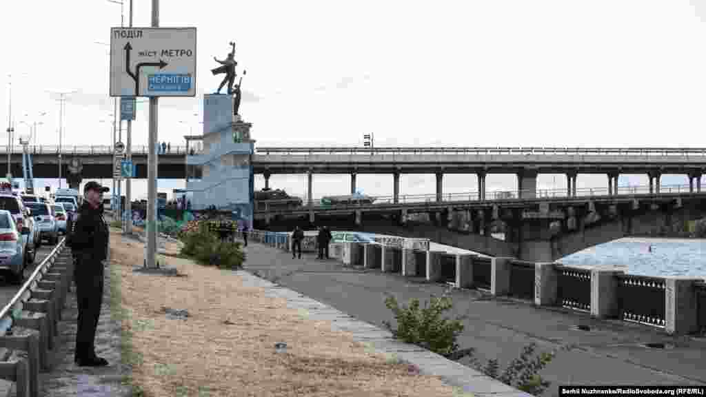 Рух на мосту Метро перекрили та зачинили станції метро поблизу 