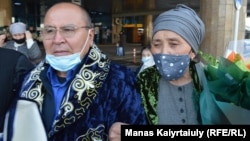 Возвращение в Казахстан «узника Синьцзяна» Рахыжана Зейноллы. На фото Рахыжан Зейнолла вместе с женой Фаридой Кабылбек. Аэропорт Алматы, 9 апреля 2021 года.