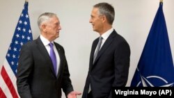 Ministrul american al apărării Jim Mattis și secretarul general NATO, Jens Stoltenberg la deschiderea reuniunii de două zile de la Bruxelle, 8 noiembrie 2017