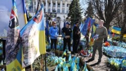<p>Американский бизнесмен и волонтер Билл Коул держит портрет Иэна Фрэнка Торторичи во время акции памяти шести павших американских бойцов на Майдане Независимости в Киеве 14 марта.