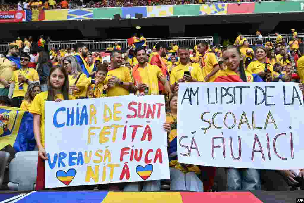 Mesaje transmise de suporterii români prezenți la meci. 