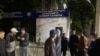 Сторонники задержанных перед зданием департамента полиции Алматы. 29 сентября 2024 года
