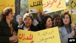 دهها زن عراقی روز شنبه در مقابل هتلی در بغداد تجمع کردند و خواهان پايان دادن به خشونت عليه زنان در اين کشور شدند
عکس از AFP