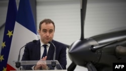Sebastien Lecornu, ministrul francez al Apărării, în vizită la o uzină franceză de armament, pe 27 februarie.