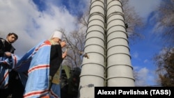 Російський священник освячує ракети S-400, розміщені Росією у Феодосії, що в анексованому Криму.14 січня 2017 року