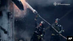 Рятувальники ліквідовують наслідки російської атаки на Дніпропетровщині. Фото ілюстративне 