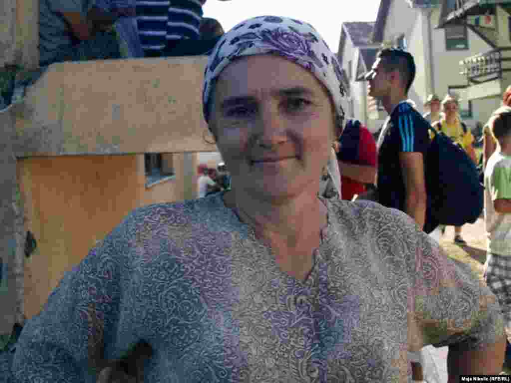 Nefisa Salihović, krenula je putem kojim je i ona 1995. godine bježala i tražila spas od granata, 08.07.2011. Foto: Maja Nikolić