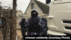 Сотні російських силовиків на вулицях окупованого Криму. Масові обшуки у кримських татар – фотогалерея