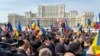 Manifestație a susținătorilor lui Călin Georgescu, de strângere a semnăturilor pentru candidatura sa la alegerile prezidențiale din luna mai, în Piața Constituției din București, în fața Parlamentului, 22 februarie 2025.