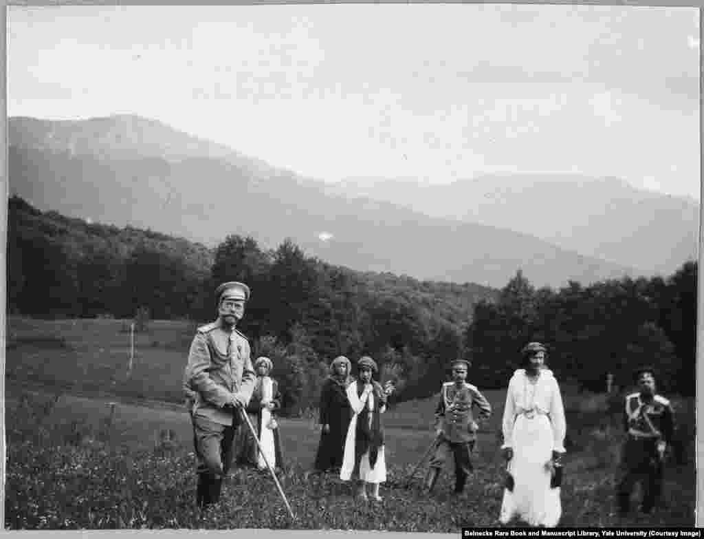 Nikolaj II sa ćerkama u šetnji na Krimu.