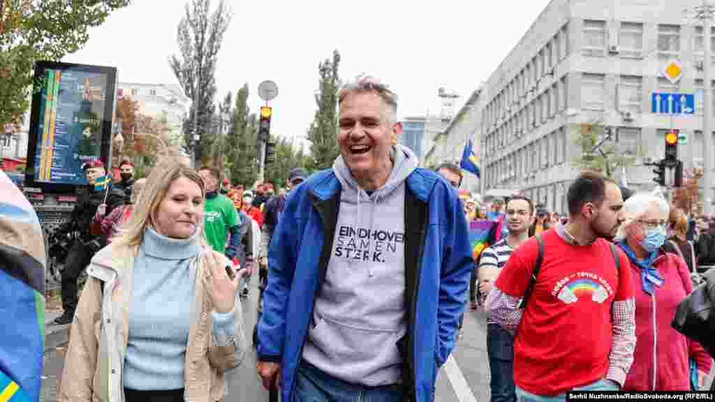 Свою поддержку выразил посол Нидерландов в Украине Йоханнес де Мол: «Украина – молодец как страна, ведь делает хорошие шаги вперед. Как посольство мы также участвуем в прайдах в Харькове и Одессе»