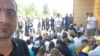 Românii care participă la Marșul Centenar s-au așezat pe jos în vama Republicii Moldova