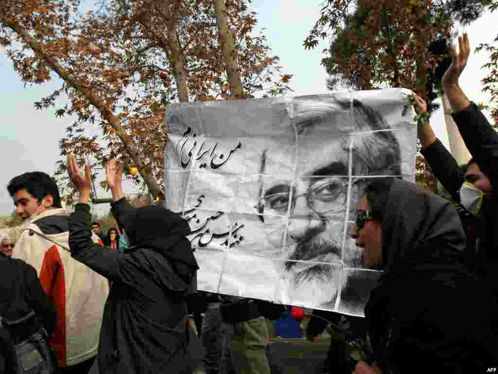 دانشجویان با پوستر میرحسین موسوی در راهپیمایی ۱۶ آذر - گالری عکس و فیلم