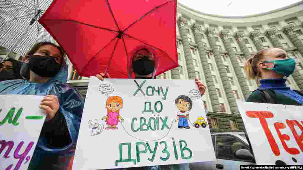 «Я хочу до своїх друзів» – учасниці акції наголошують, що спілкування з однолітками критично важливе для розвитку їхніх малолітніх дітей