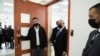 Израелскиот премиер Бенјамин Нетанјаху ја напушта судницата за сослушувањето на судењето за корупција во Окружниот суд во Ерусалим. 5 април 2021 година.