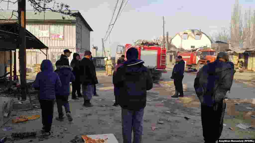 В Сети распространились также видео, на которых десятки молодых людей, вооруженных палками и камнями, атакуют село. Проверить, на самом ли деле эти видео сделаны в Кордайском районе, не представляется возможным. 