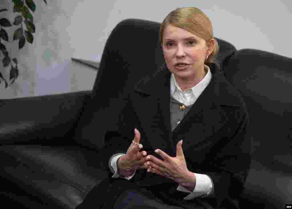 Тимошенко стала врагом Ахметова после того, как в 2004 году ей удалось отменить сделку по приобретению "Криворожстали" стоимостью около 8000 миллионов долларов между Ринатом Ахметовым и Виктором Пинчуком, зятем бывшего президента Украины Леонида Кучмы. Теперь Тимошенко, баллотирующаяся в президенты страны, похоже, смягчила свою позицию и, по слухам, встретилась с Ахметовым во время поездки в Донецк на прошлой неделе.