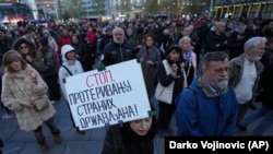 Protestë e mbajtur në Beograd më 10 prill lidhur me dëbimin e shtetasve të huaj nga Serbia.
