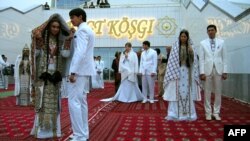 Aşgabadyň "Bagt köşgüniň" öňünde täze durmuşa gadam basýan ýaş çatynjalar (Illýustrasiýa suraty)
