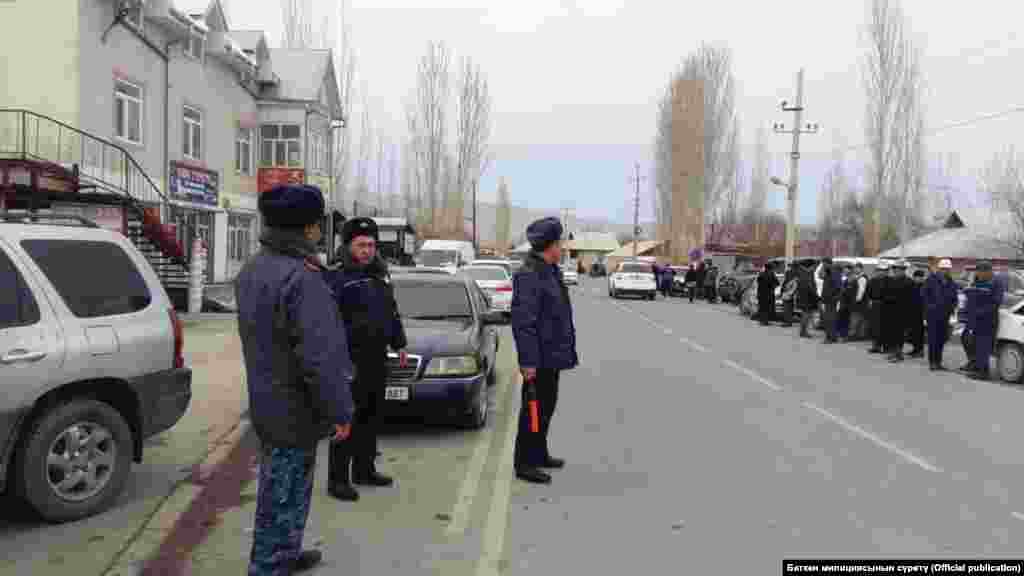 В связи с обстановкой на границе милиция Баткенской области была переведена на усиленный режим работы. 
