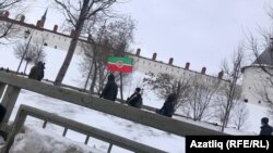 31 гыйнвар Казанда каршылык чарасында катнашучы Татарстан байрагын күтәргән