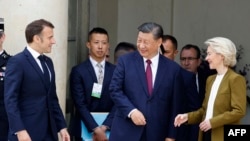 Emmanuel Macron francia és Hszi Csin-ping kínai elnök Ursula von der Leyennel, az Európai Bizottság elnökével a párizsi Élysée-palotában 2024. május 6-án
