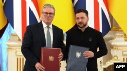 Premierul Marii Britanii, Keir Starmer (s.), și președintele ucrainean, Volodimir Zelenski, după ceremonia de semnare a acordului de parteneriat pe 100 de ani între cele două țări - Kiev, 16 ianuarie 2025.