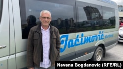 'Ne odustajem, uprkos pretnjama i pritiscima': Vlasnik firme za prevoz Milomir Jaćimović na ispraćaju studenata i kolega iz Novog Sada, 25. april 2025.